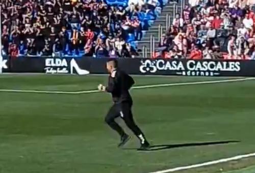 Fernando Estevez, antrenorul lui Florin Andone la Eldense, traversând în fugă terenul