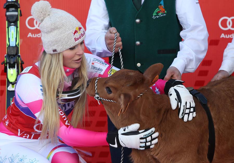 Lindsey Vonn și-a botezat vițelul Olympee FOTO Imago Images Premiu inedit la o etapă de Cupă Mondială de schi alpin » Jasmine Flury a primit un vițel după ce s-a impus în proba de coborâre