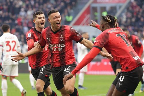 Jan-Carlo Simic (în centru), după golul său la debut în tricoul lui Milan Foto: Imago