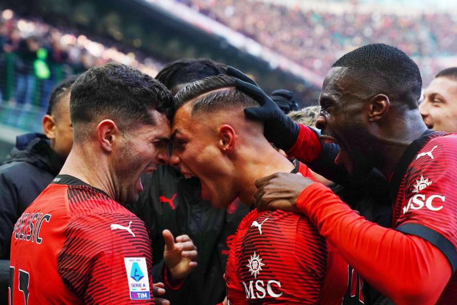 Jan-Carlo Simic (în centru) urlă de fericire, înconjurat de colegii de la Milan Foto: Imago Debut la Milan, debut în Serie A la 18 ani și gol după 18 minute! Părinții plângeau de fericire!