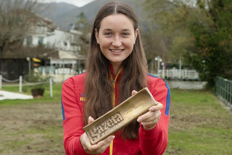 Simona Radiș a primit trofeul GSP în cantonamentul din Italia FOTO Ionuț Iordache Simona Radiș și Ancuța Bodnar, câștigătoarele trofeului „Sportivul anului” în Ancheta Gazetei Sporturilor 2023: „Visul nostru e o nouă medalie olimpică!”