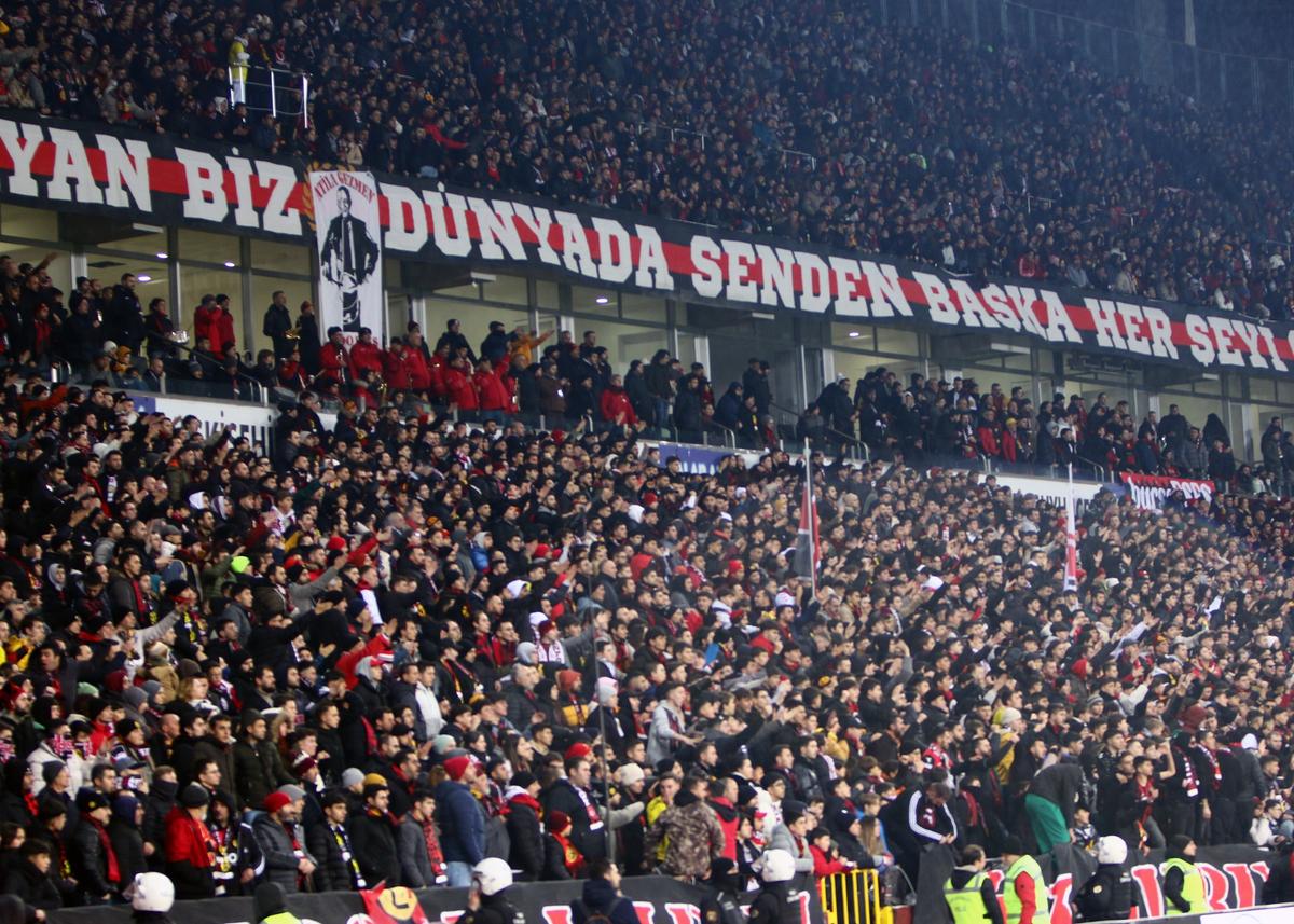 Nemaivăzut! Meciul din Liga a 5-a a strâns un număr record de spectatori! Imagini tari cu suporterii: ar fi fost în top 3 din Superliga