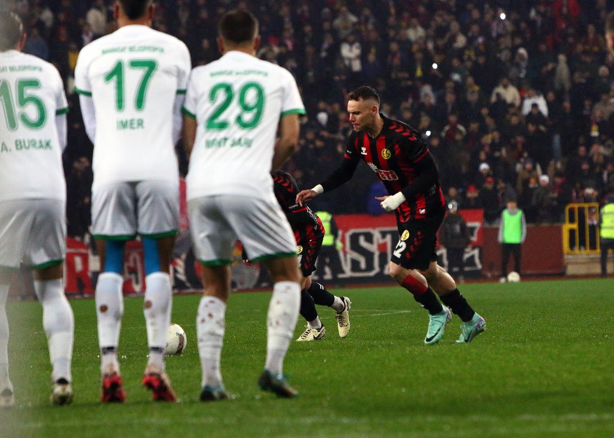 Nemaivăzut! Meciul din Liga a 5-a a strâns un număr record de spectatori! Imagini tari cu suporterii: ar fi fost în top 3 din Superliga