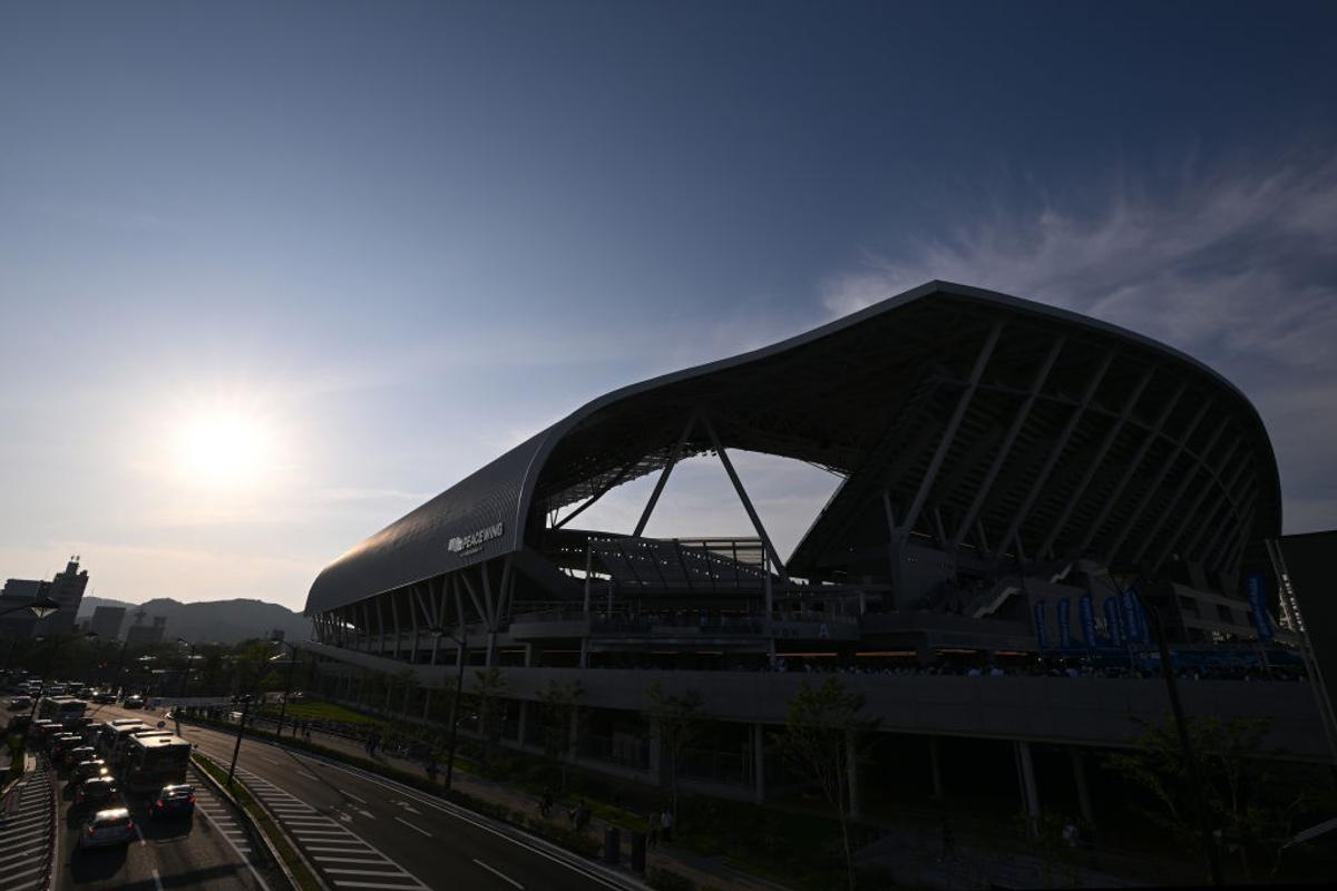După ani de așteptare, japonezii au ridicat noul stadion de la Hiroshima » Imagini impresionante: ce reprezintă „zidul Căpitanului Tsubasa”