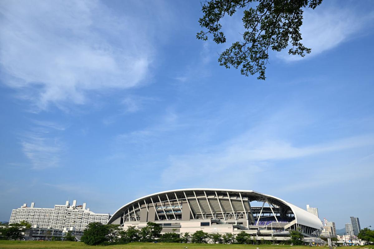 După ani de așteptare, japonezii au ridicat noul stadion de la Hiroshima » Imagini impresionante: ce reprezintă „zidul Căpitanului Tsubasa”