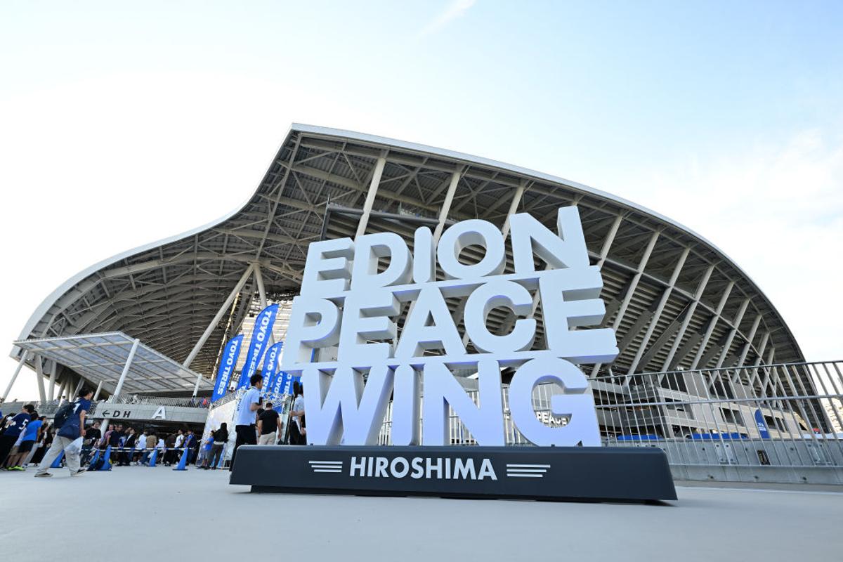 După ani de așteptare, japonezii au ridicat noul stadion de la Hiroshima » Imagini impresionante: ce reprezintă „zidul Căpitanului Tsubasa”