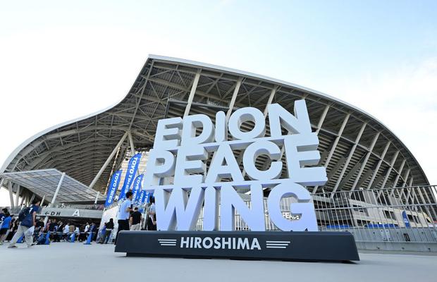 După ani de așteptare, japonezii au ridicat noul stadion de la Hiroshima » Imagini impresionante: ce reprezintă „zidul Căpitanului Tsubasa”