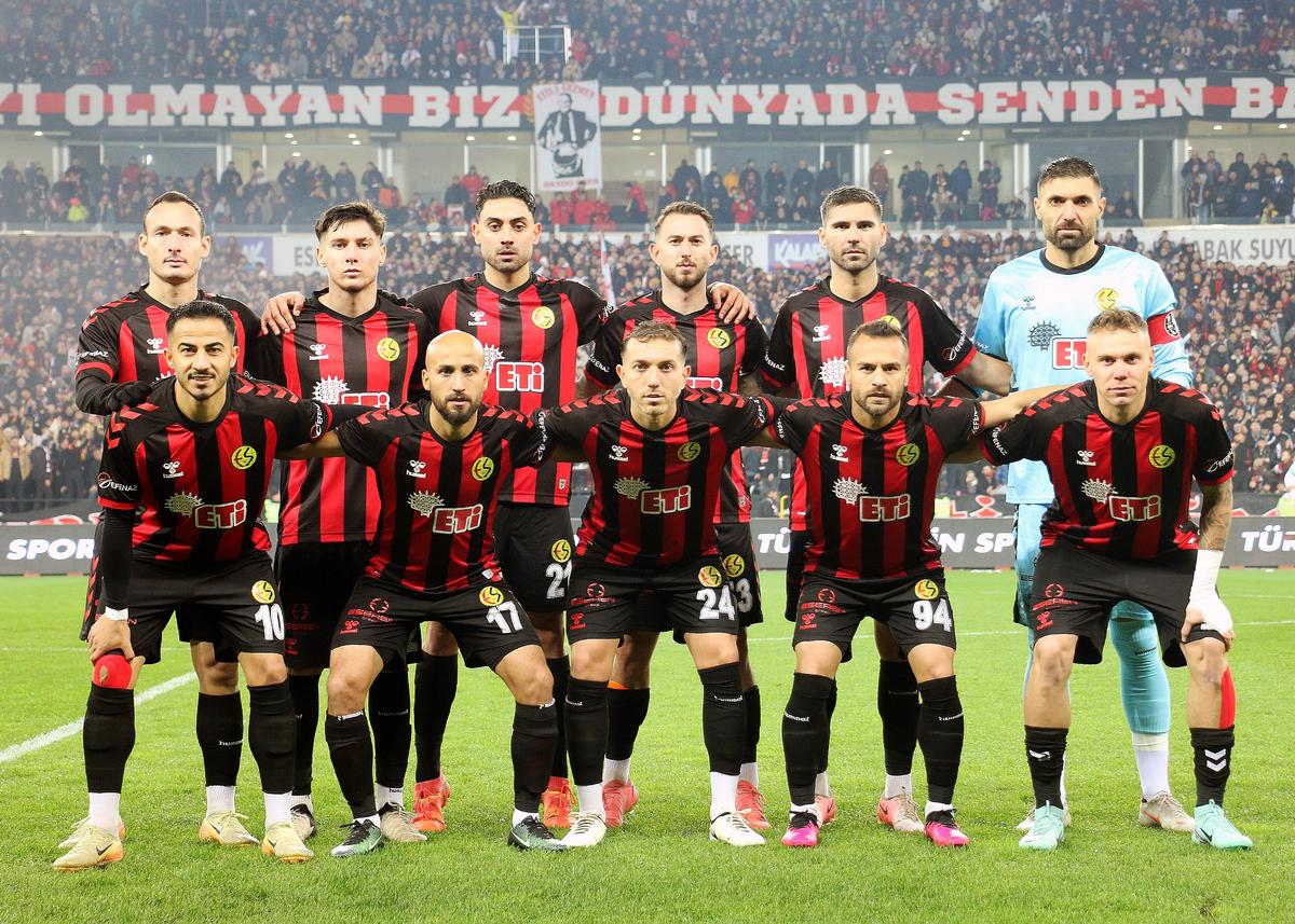 Nemaivăzut! Meciul din Liga a 5-a a strâns un număr record de spectatori! Imagini tari cu suporterii: ar fi fost în top 3 din Superliga
