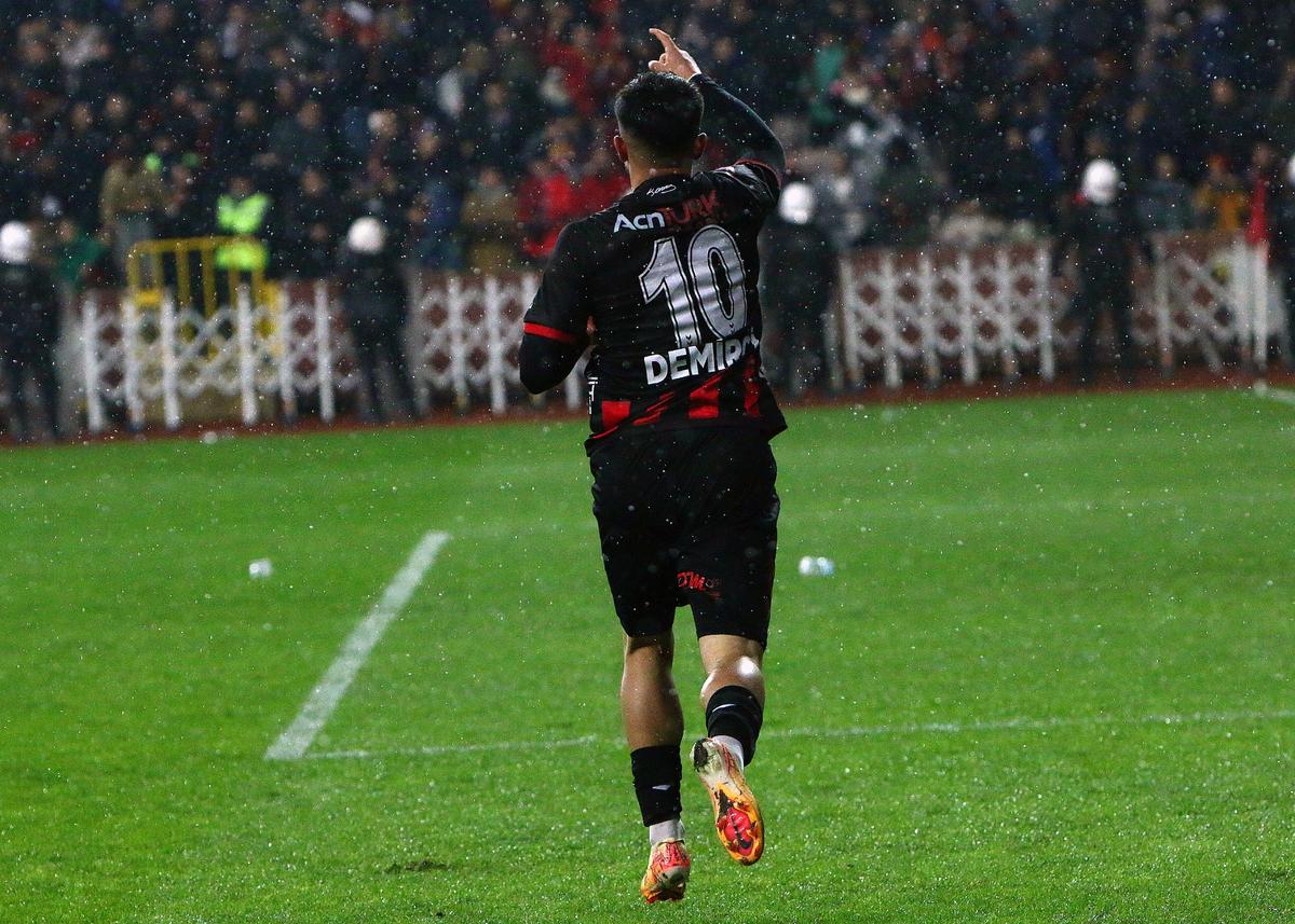 Nemaivăzut! Meciul din Liga a 5-a a strâns un număr record de spectatori! Imagini tari cu suporterii: ar fi fost în top 3 din Superliga