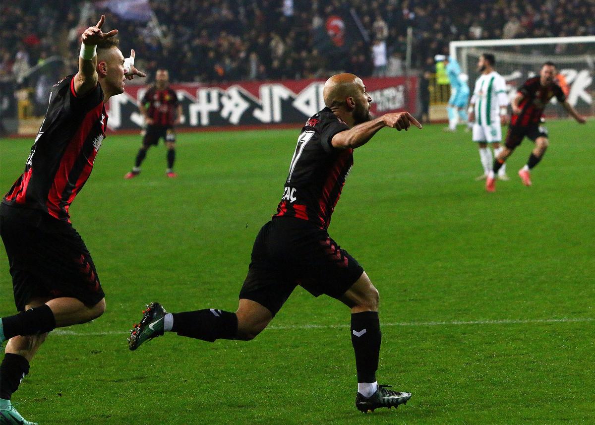 Nemaivăzut! Meciul din Liga a 5-a a strâns un număr record de spectatori! Imagini tari cu suporterii: ar fi fost în top 3 din Superliga