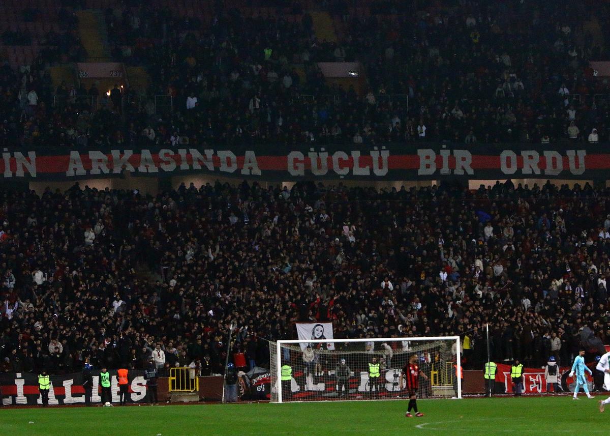 Nemaivăzut! Meciul din Liga a 5-a a strâns un număr record de spectatori! Imagini tari cu suporterii: ar fi fost în top 3 din Superliga