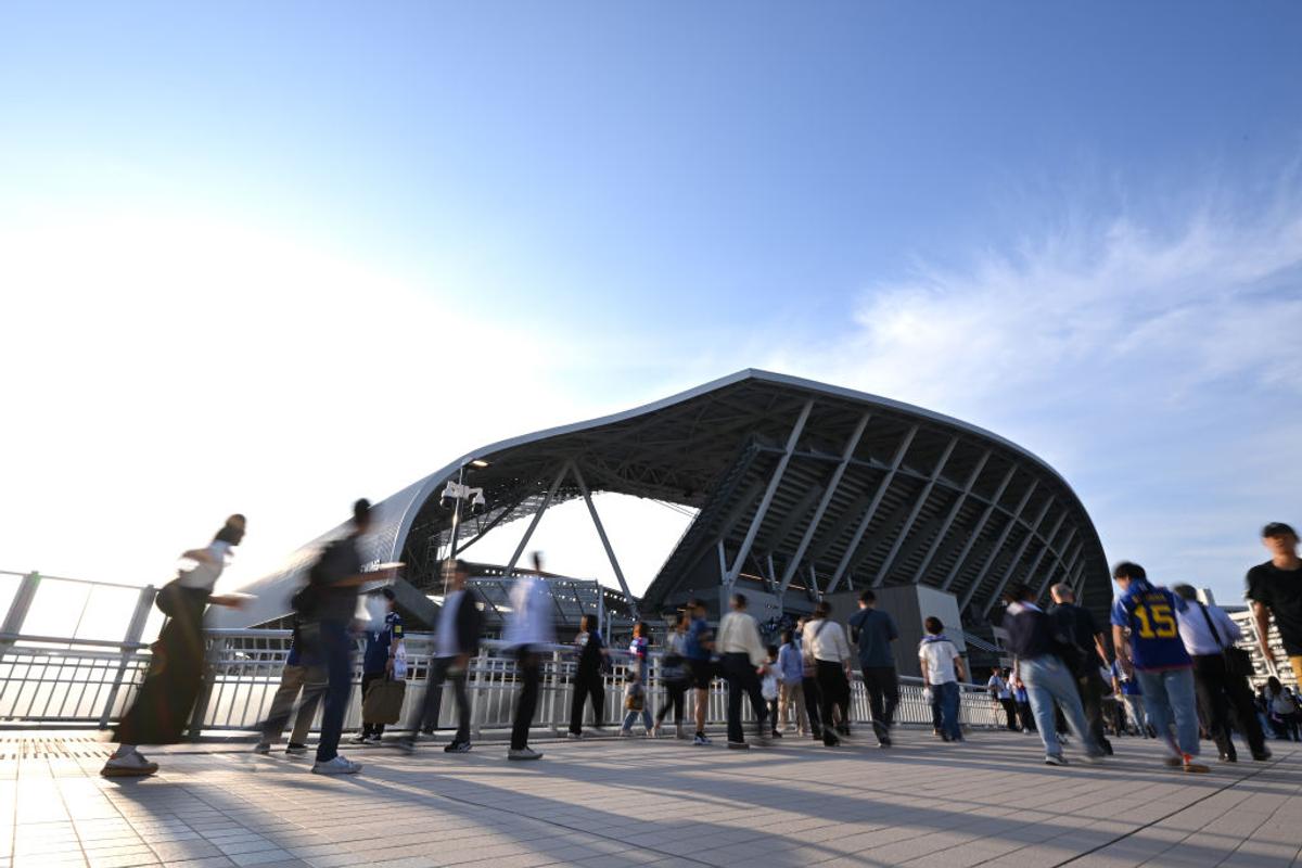 După ani de așteptare, japonezii au ridicat noul stadion de la Hiroshima » Imagini impresionante: ce reprezintă „zidul Căpitanului Tsubasa”
