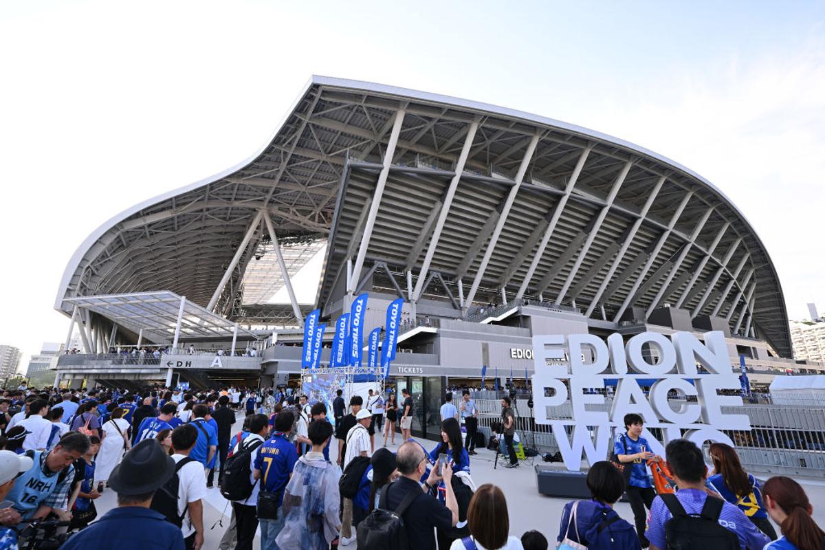După ani de așteptare, japonezii au ridicat noul stadion de la Hiroshima » Imagini impresionante: ce reprezintă „zidul Căpitanului Tsubasa”