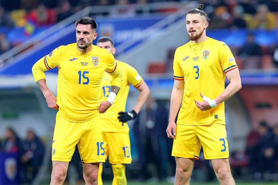 Andrei Burcă (în stânga), alături de Radu Drăgușin // foto: Guliver/gettyimages Mihai Stoica a găsit postul deficitar din naționala României: „El unde joacă? O să fie la un nivel și mai scăzut în iarnă”