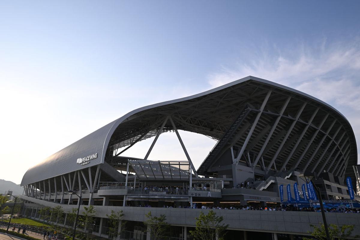 După ani de așteptare, japonezii au ridicat noul stadion de la Hiroshima » Imagini impresionante: ce reprezintă „zidul Căpitanului Tsubasa”