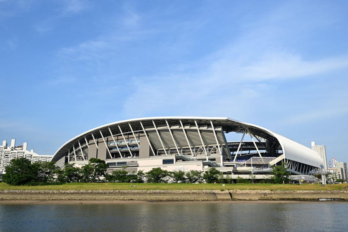 După ani de așteptare, japonezii au ridicat noul stadion de la Hiroshima » Imagini impresionante: ce reprezintă „zidul Căpitanului Tsubasa”