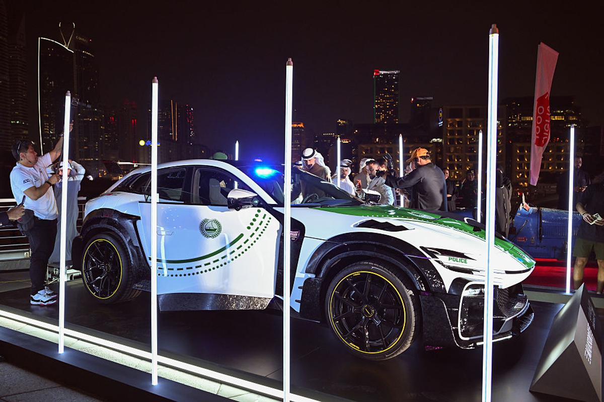 Doar 7 în lume, una a ajuns la poliția din Dubai! Imagini de la prezentarea supercarului