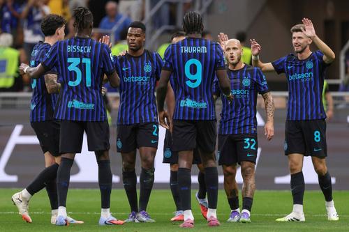 Alessandro Bastoni (stânga) este neînvins în patru dueluri cu Barcelona, reușind un assist pentru Inter / Foto: Imago