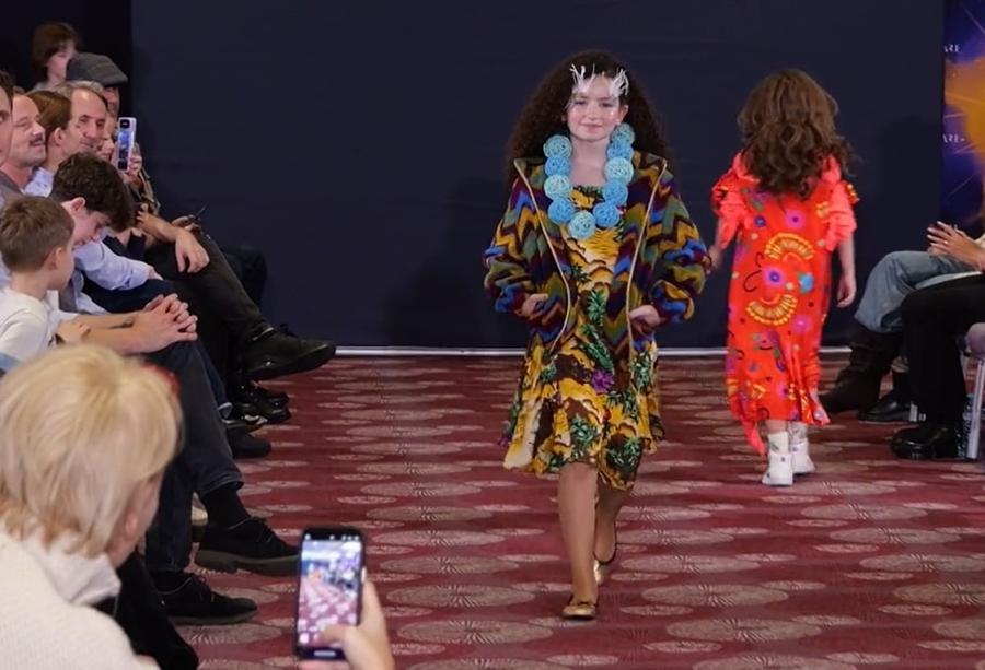 Yasmin Urzică în prezentarea colecției Raluca Soare Copiii campionilor olimpici Alina Dumitru și Marius Urzică, vedete într-un show de modă: „Sunt uimit câte medalii a câștigat mama. O mai văd plângând!”