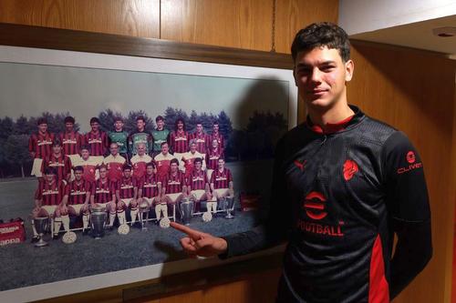 Matteo Duțu s-a fotografiat la Milanello lângă imaginea marii echipe a lui Milan de la sfârșitul anilor '80, cu Van Basten, Gullit și Rijkaard. Foto: Andrei Furnigă (GSP)