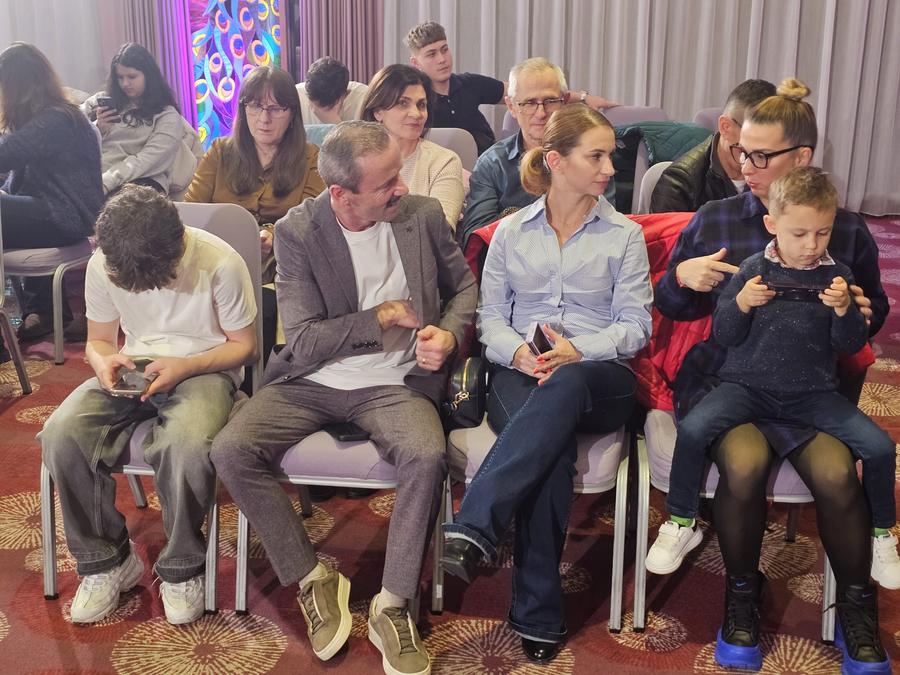 Marius Urzică și Alina Dumitru au fost vecini în sala în care s-a desfășurat festivalul de modă pentru copii. Foto: Justin Gafiuc (GSP) Copiii campionilor olimpici Alina Dumitru și Marius Urzică, vedete într-un show de modă: „Sunt uimit câte medalii a câștigat mama. O mai văd plângând!”