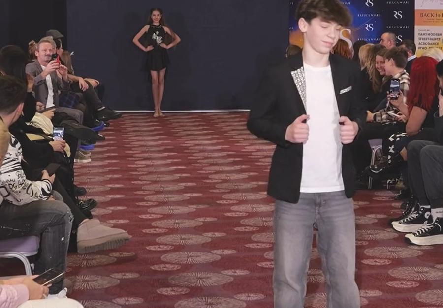 Alex Urzică a defilat la festival sub privirile părinților săi Copiii campionilor olimpici Alina Dumitru și Marius Urzică, vedete într-un show de modă: „Sunt uimit câte medalii a câștigat mama. O mai văd plângând!”