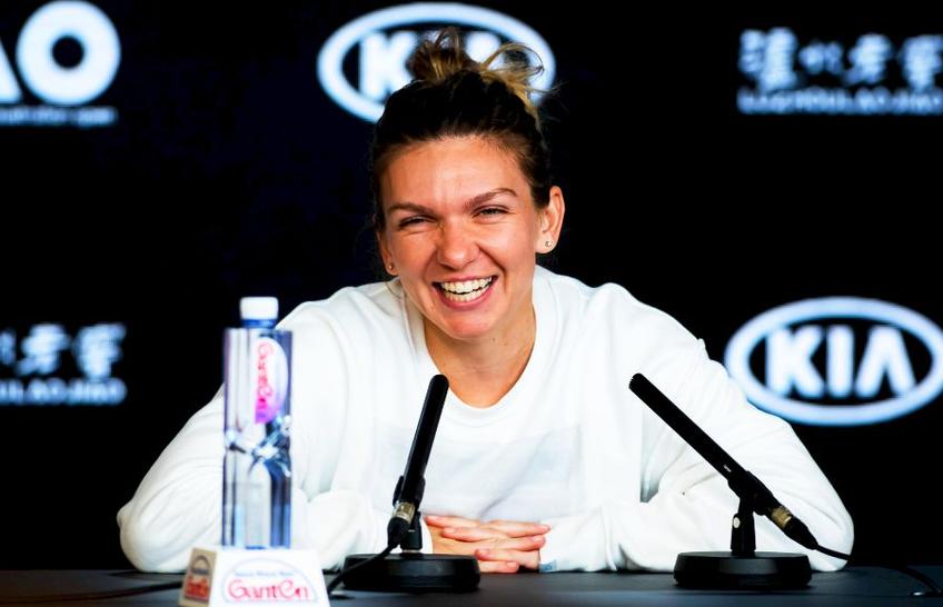 Doi prezentatori de radio, Erin Philips si Soda, s-au urcat pe acoperișul unei clădiri și au chemat-o pe Simona Halep cu o portavoce, foto: Imago