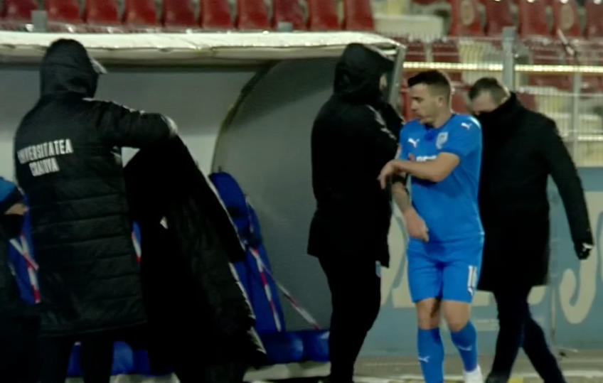 Astra - Craiova 1-1. Dan Nistor (32 de ani, mijlocaș central) nu a reacționat tocmai bine în minutul 83, când antrenorul Corneliu Papură a decis să-l schimbe cu Mihai Căpățînă.