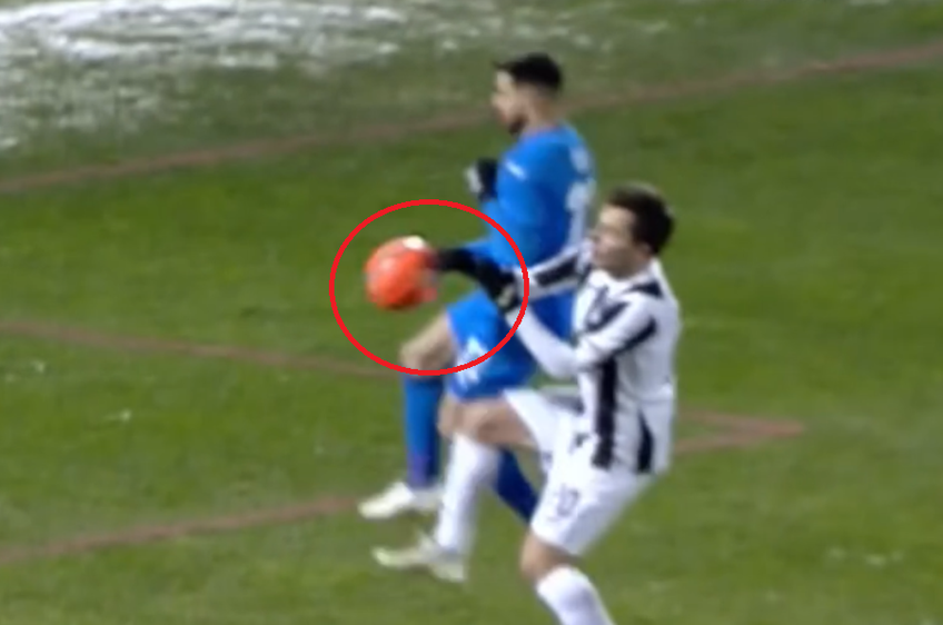 În minutul 61, Craiova ar fi trebuit să beneficieze de un penalty în partida cu Astra.