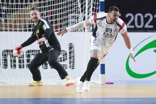 Mamdouh Shebib, pivotul egiptean de la Dinamo, se bucură după un gol marcat în poarta Suediei FOTO IHF