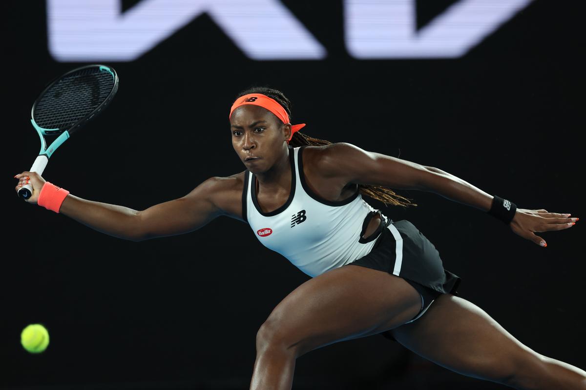 Emma Răducanu, eliminată la Australian Open! A pierdut în două seturi cu Coco Gauff