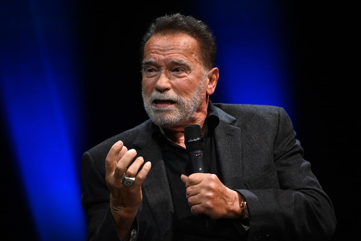 Final de coșmar pentru Arnold Schwarzenegger la Munchen » Reținut și șicanat 3 ore, și-a lăsat partenera drept garanție că se întoarce! „Nemții nu mai văd pădurea de copaci”
