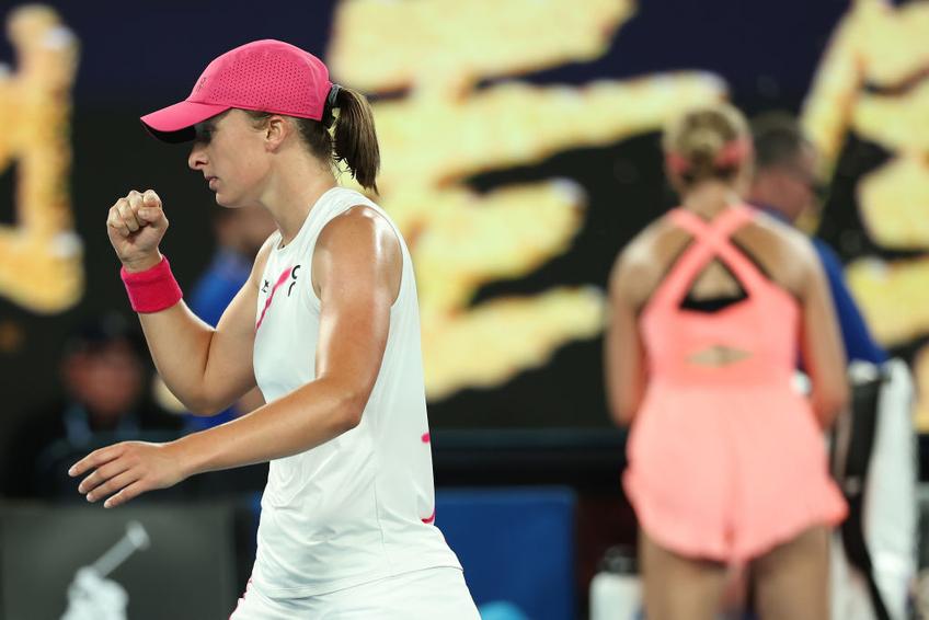 Liderul mondial Iga Swiatek (22 de ani) a reușit una dintre revenirile carierei în disputa cu americanca Danielle Collins (30 de ani, 62 WTA). Condusă cu 1-4 în decisiv, poloneza s-a impus 6-4, 3-6, 6-4 și s-a calificat în turul 3 la Australian Open.