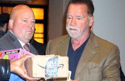 Final de coșmar pentru Arnold Schwarzenegger la Munchen » Reținut și șicanat 3 ore, și-a lăsat partenera drept garanție că se întoarce! „Nemții nu mai văd pădurea de copaci”