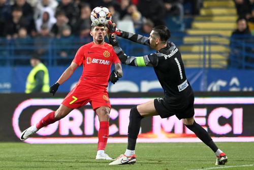 Silviu Lung, blocându-l pe Florinel Coman în meciul cu FCSB // foto: Imago Images