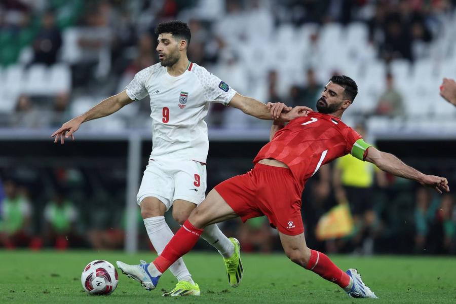 Musab Al-Battat (dreapta), căpitanul Palestinei, într-un duel cu vârful iranian Mehdi Taremi (FC Porto) Foto: Imago Palestina, la Cupa Asiei în ciuda războiului devastator » Încă o veste tragică primită de un internațional: „Vărul meu a fost ucis”