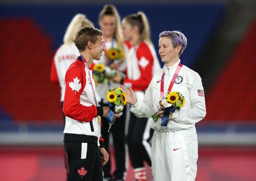 Quinn, în stânga, a fost prima persoană transgender și non-binară care evoluează la un Campionat Mondial de Fotbal feminin, în 2023