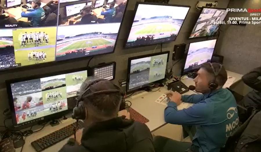 Istvan Kovacs în camera VAR / foto: captură Prima Sport Istvan Kovacs, distrus în direct după penalty-urile „de nicăieri” văzute în meciul U Cluj - Buzău: „Încerc să mă temperez”