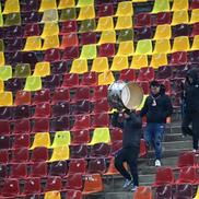Suporterii sibieni pătrund în sectorul rezervat oaspeților, meciul FCSB - Hermannstadt. Foto: Eduard Vînătoru, GSP