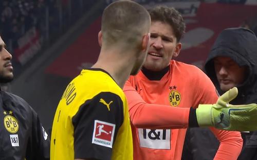 Portarul Gregor Kobel se ceartă pe teren, la Frankfurt, cu fundașul Waldemar Anton / Foto: Captură DAZN