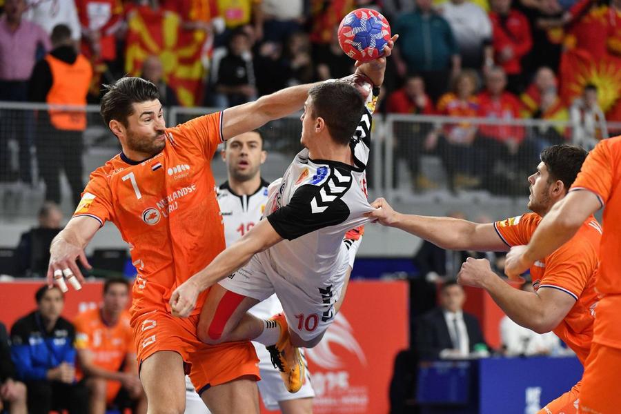 Fiasco la finalul unui meci de la Campionatul Mondial de Handbal! Fanii au aruncat cu obiecte în teren, iar adversarii au fugit la vestiare