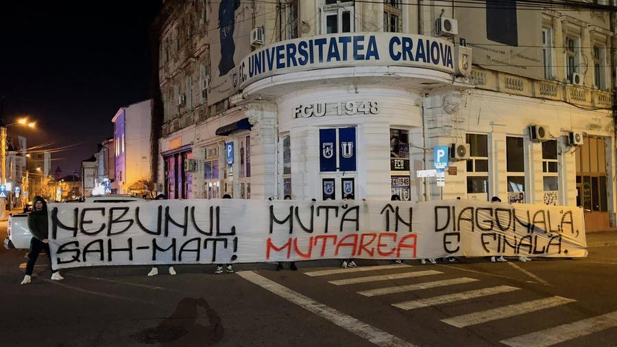 Mesaj afișat la miezul nopții de ultrașii lui FCU Craiova, foto: Facebook „Șah-mat! Mutarea e finală” » Ultrașii lui FCU Craiova, mesaj la miezul nopții pentru Mititelu și Olguța Vasilescu