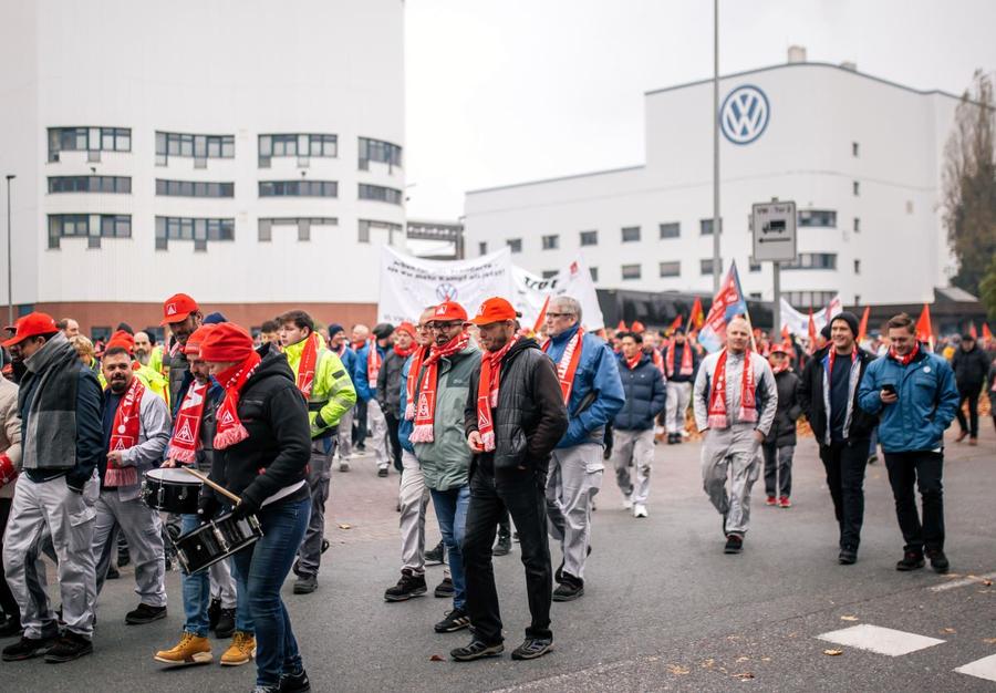 Sindicatele au protestat în stradă în ultimele luni din 2024 / foto: Guliver/Getty Images Imperiul sub asediu: chinezii vor fabricile din Germania la care renunță Volkswagen