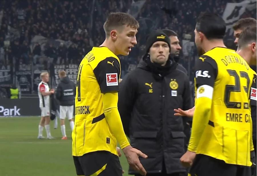 Nico Schlotterbeck (stânga) și Emre Can discută în contradictoriu după eșecul de la Frankfurt / Foto: Captură DAZN Dortmund se pregătește să schimbe antrenorul, după al treilea eșec consecutiv