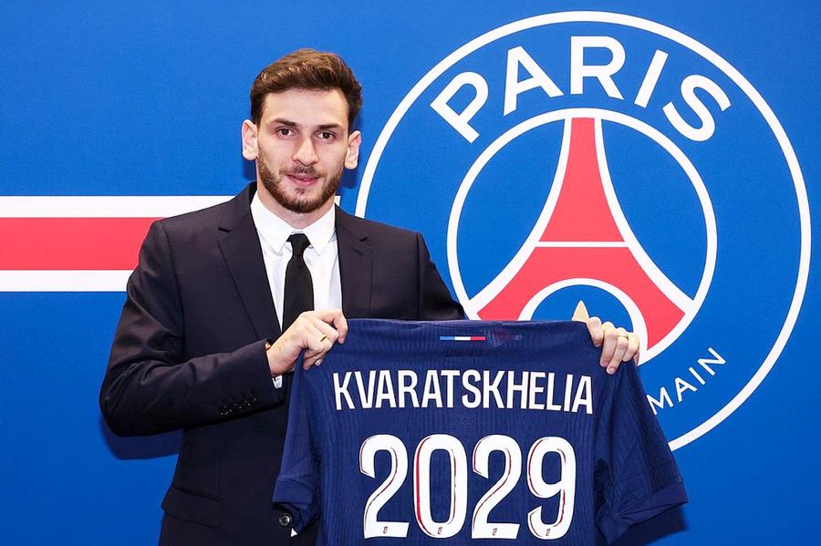 Khvicha Kvaratskhelia, prezentat de PSG // foto: Twitter @ PSG_English Marele regret al patronului lui Napoli: „Agentul lui m-a mințit și m-a amenințat. L-aș fi semnat pe Gyokeres!”