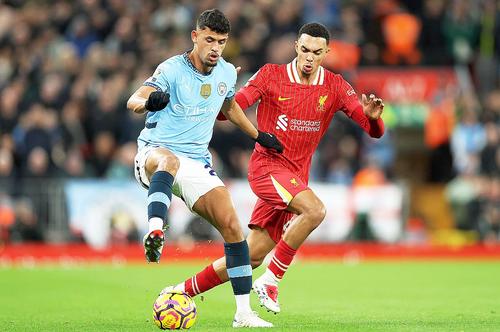 Trent Alexander-Arnold, în roșu, este principala țintă a Realului în mercato // foto: Guliver/gettyimages