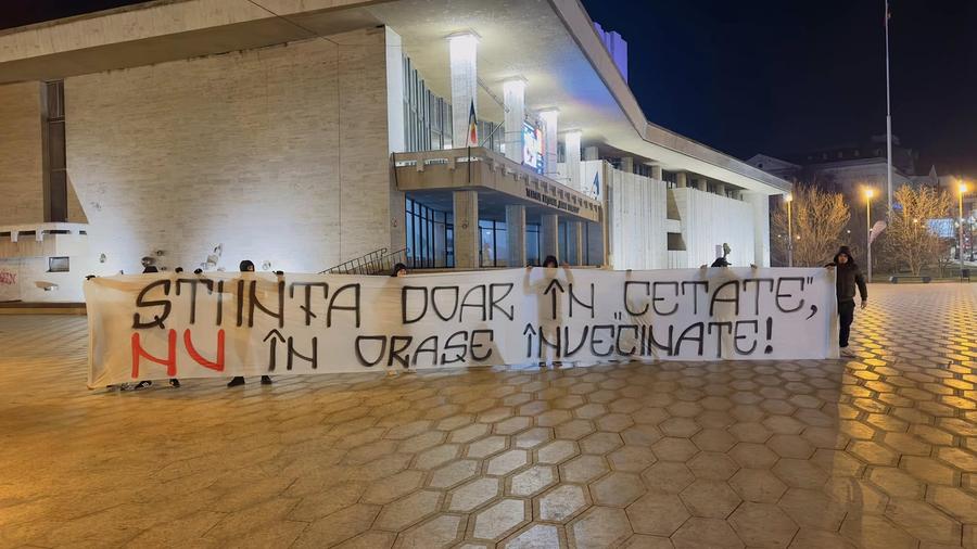 Mesaj afișat la miezul nopții de ultrașii lui FCU Craiova, foto: Facebook „Șah-mat! Mutarea e finală” » Ultrașii lui FCU Craiova, mesaj la miezul nopții pentru Mititelu și Olguța Vasilescu