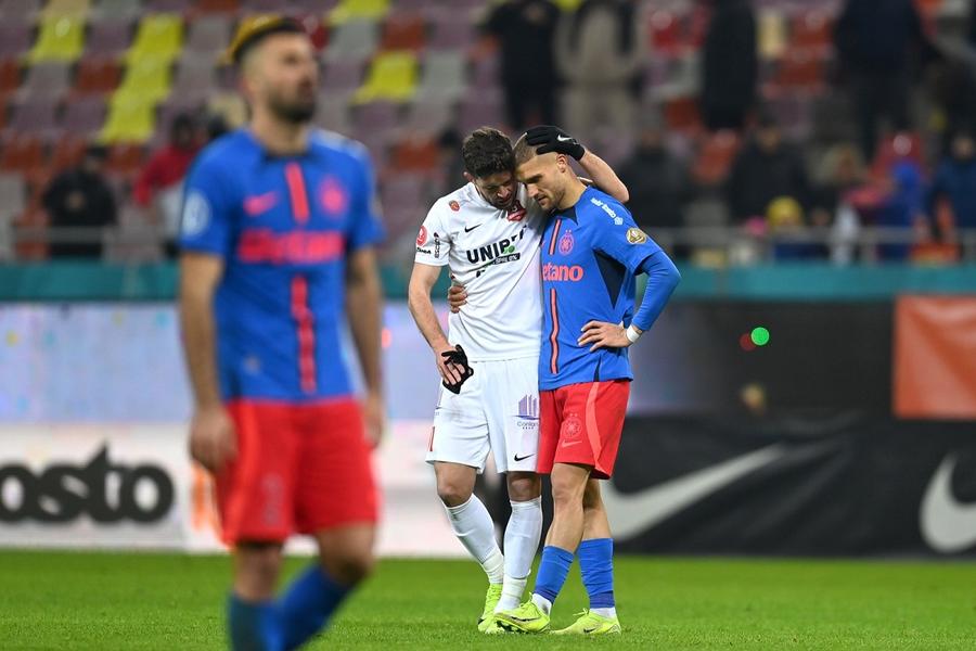Sergiu Buș l-a consolat pe Daniel Bîrligea la finele meciului FCSB - Hermannstadt 1-1. Foto: Eduard Vînătoru, GSP 7 momente inedite surprinse de GSP la FCSB - Hermannstadt » De ce nu s-a antrenat în poartă Lukas Zima și cine l-a consolat pe Daniel Bîrligea