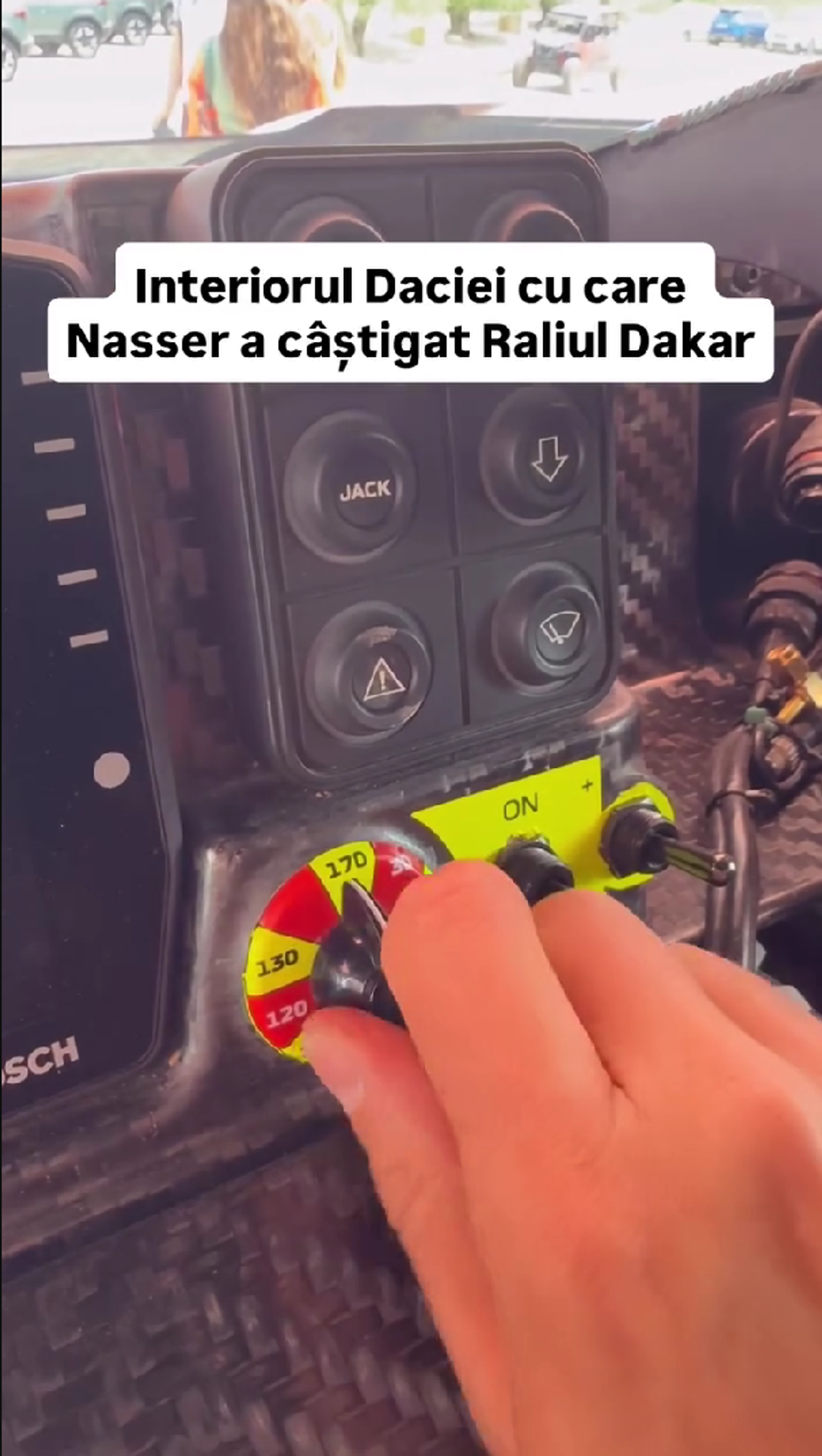 Cum arată interiorul Daciei care a scris istorie la Dakar » Butoane, cabluri, fibră de carbon și soluții „old-school”