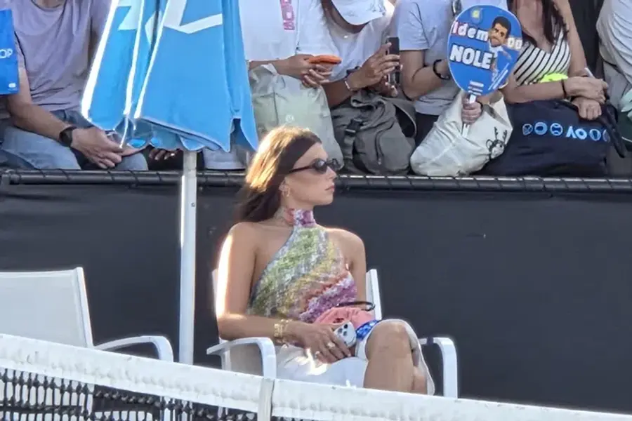 Sophia Sinacola în timpul antrenamentului lui Novak Djokovic / foto: sportal.blic.rs Cine este bruneta misterioasă care a atras atenția în timpul antrenamentului lui Novak Djokovic